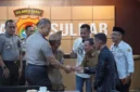 Kapolda Sulawesi Barat Irjen Pol. Totok Suharyanto, S.I.K., M.Hum., didampingi sejumlah pejabat utama, di antaranya Direktur Intelkam Kombes Pol. Ibrahim Aji, Direktur Reskrimum Kombes Pol. Benny Murjayanto, Direktur Reskrimsus Kombes Pol. Abd. Azis, Kepala Bidang Propam Kombes Pol. Eko Suroso, Kepala Bidang Hukum Kombes Pol. Hadi Winarno, dan Kepala Bidang Humas Kombes Pol. Memo Ardian.