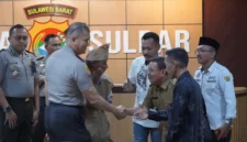 Kapolda Sulawesi Barat Irjen Pol. Totok Suharyanto, S.I.K., M.Hum., didampingi sejumlah pejabat utama, di antaranya Direktur Intelkam Kombes Pol. Ibrahim Aji, Direktur Reskrimum Kombes Pol. Benny Murjayanto, Direktur Reskrimsus Kombes Pol. Abd. Azis, Kepala Bidang Propam Kombes Pol. Eko Suroso, Kepala Bidang Hukum Kombes Pol. Hadi Winarno, dan Kepala Bidang Humas Kombes Pol. Memo Ardian.