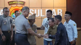 Kapolda Sulawesi Barat Irjen Pol. Totok Suharyanto, S.I.K., M.Hum., didampingi sejumlah pejabat utama, di antaranya Direktur Intelkam Kombes Pol. Ibrahim Aji, Direktur Reskrimum Kombes Pol. Benny Murjayanto, Direktur Reskrimsus Kombes Pol. Abd. Azis, Kepala Bidang Propam Kombes Pol. Eko Suroso, Kepala Bidang Hukum Kombes Pol. Hadi Winarno, dan Kepala Bidang Humas Kombes Pol. Memo Ardian.