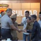 Kapolda Sulawesi Barat Irjen Pol. Totok Suharyanto, S.I.K., M.Hum., didampingi sejumlah pejabat utama, di antaranya Direktur Intelkam Kombes Pol. Ibrahim Aji, Direktur Reskrimum Kombes Pol. Benny Murjayanto, Direktur Reskrimsus Kombes Pol. Abd. Azis, Kepala Bidang Propam Kombes Pol. Eko Suroso, Kepala Bidang Hukum Kombes Pol. Hadi Winarno, dan Kepala Bidang Humas Kombes Pol. Memo Ardian.
