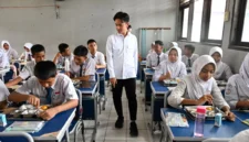 Students engage with a teacher in an interactive classroom session.