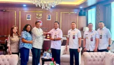 Ketua Umum Pemuda Pemudi Bela Negara Republik Indonesia (PPBN RI) Ary Lestari, S.E., M.Han., diterima courtesy call oleh Rektor Universitas Pertahanan Republik Indonesia (Unhan RI), Letjen TNI (Purn.) Dr. Anton Nugroho, M.M.D.S., M.A., di Ruang Lounge VIP, Gedung Dekanat B, Kampus Bhinneka Tunggal Ika Unhan RI, Sentul, Rabu (14/10/2026).