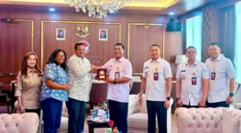 Ketua Umum Pemuda Pemudi Bela Negara Republik Indonesia (PPBN RI) Ary Lestari, S.E., M.Han., diterima courtesy call oleh Rektor Universitas Pertahanan Republik Indonesia (Unhan RI), Letjen TNI (Purn.) Dr. Anton Nugroho, M.M.D.S., M.A., di Ruang Lounge VIP, Gedung Dekanat B, Kampus Bhinneka Tunggal Ika Unhan RI, Sentul, Rabu (14/10/2026).