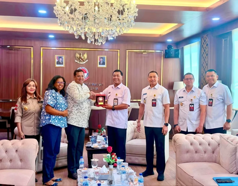 Ketua Umum Pemuda Pemudi Bela Negara Republik Indonesia (PPBN RI) Ary Lestari, S.E., M.Han., diterima courtesy call oleh Rektor Universitas Pertahanan Republik Indonesia (Unhan RI), Letjen TNI (Purn.) Dr. Anton Nugroho, M.M.D.S., M.A., di Ruang Lounge VIP, Gedung Dekanat B, Kampus Bhinneka Tunggal Ika Unhan RI, Sentul, Rabu (14/10/2026).