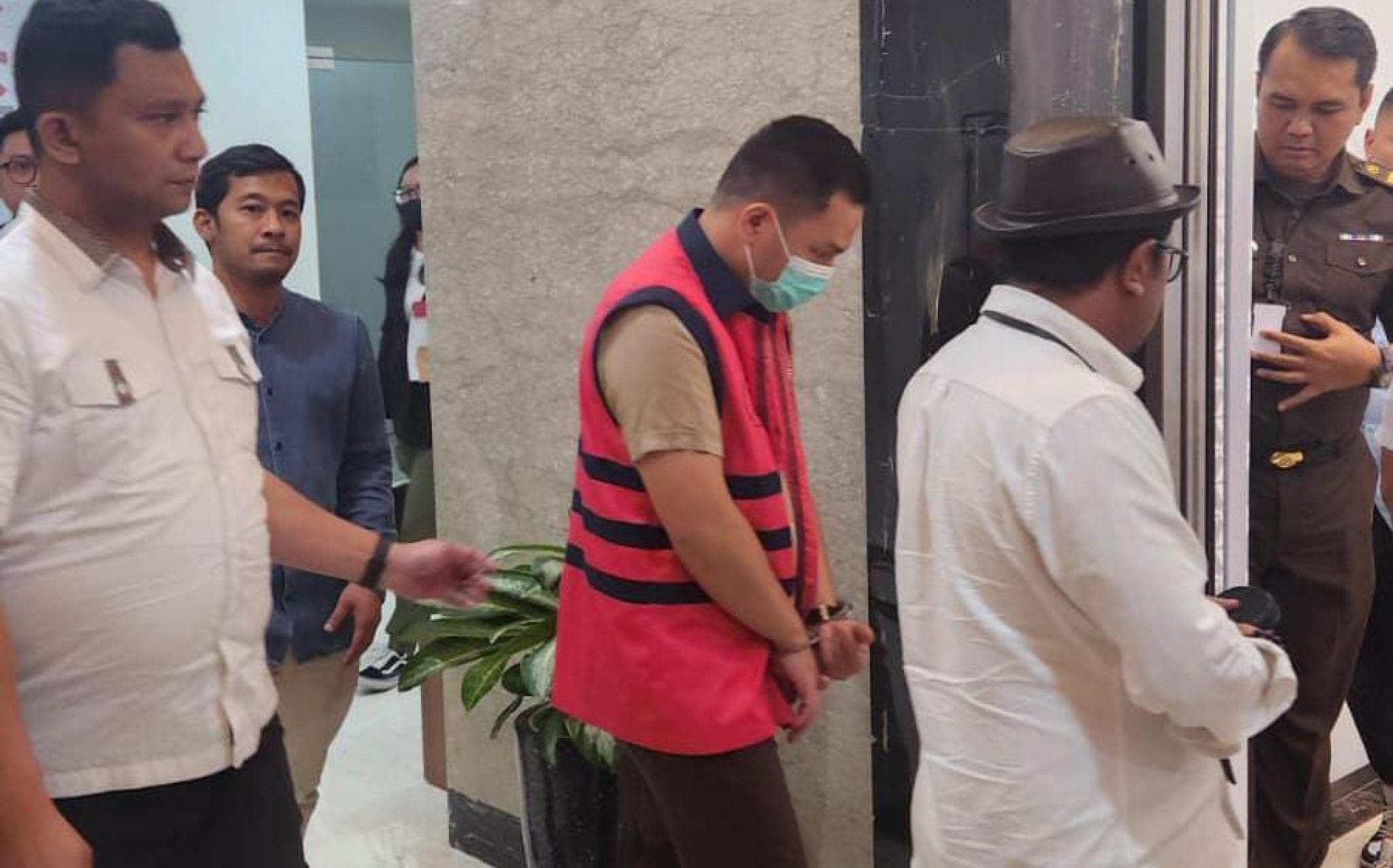 Gelapkan Duit Sitaan Robot Trading, Oknum Jaksa dan 2 Pengacara Ditahan