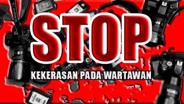 IMG-20250307-WA0002 Kebebasan Pers Terancam! Wartawan Diserang Saat Investigasi Jaringan Obat Terlarang JAKARTA - Terasmedia – Aksi kekerasan terhadap jurnalis kembali terjadi. Seorang wartawan media online mengalami penganiayaan brutal saat sedang menginvestigasi dugaan peredaran obat keras golongan G, seperti Tramadol dan Hexymer, di kawasan Rawamangun, Jakarta Timur. Insiden mengerikan ini terjadi ketika wartawan tersebut mendatangi sebuah toko yang dicurigai sebagai lokasi transaksi obat terlarang. Namun, kehadirannya diketahui oleh penjaga toko, yang segera memberi tahu pemilik usaha tersebut. Tak lama kemudian, pemilik toko datang dengan membawa sejumlah orang. Situasi yang semula tegang berubah menjadi aksi kekerasan. Wartawan itu diduga dipukuli dengan stik golf dan dibacok menggunakan samurai. Akibatnya, korban mengalami luka serius di beberapa bagian tubuh dan harus dilarikan ke rumah sakit untuk mendapatkan perawatan medis. Korban, didampingi tim kuasa hukumnya dari LBH Jaringan Rakyat (JARAK), telah melaporkan kasus ini ke pihak kepolisian dengan nomor laporan LP/B/777/III/2025/SPKT/Polres Metro Jakarta Timur/Polda Metro Jaya, tertanggal 2 Maret 2025. Kasus ini langsung menuai kecaman dari berbagai pihak, terutama komunitas pers. Ketua Kelompok Kerja Persatuan Wartawan Indonesia (PWI) Walikota Jakarta Timur, Hengki Lumban Toruan mengecam keras aksi brutal tersebut dan menegaskan bahwa kejadian ini merupakan ancaman nyata terhadap kebebasan pers. "Segala bentuk penganiayaan terhadap wartawan yang sedang menjalankan tugas jurnalistiknya adalah serangan terhadap demokrasi. Aparat harus segera bertindak tegas untuk mengusut tuntas kasus ini," ujar Eky, sapaan akrab Hengki pada Kamis (6/3/2025). Ia juga meminta kepolisian untuk tidak hanya menangkap pelaku penganiayaan, tetapi juga mengungkap jaringan peredaran obat terlarang yang menjadi latar belakang kasus ini. Kejadian ini menimbulkan kekhawatiran lebih besar bahwa jaringan peredaran obat ilegal semakin berani bertindak brutal demi melindungi bisnis haramnya. Jika seorang wartawan saja bisa dianiaya di tengah kota besar seperti Jakarta, seberapa kuat sebenarnya jaringan ini? Kasus ini kini menjadi ujian bagi aparat penegak hukum untuk membuktikan keseriusannya dalam memberantas peredaran obat terlarang sekaligus melindungi kebebasan pers. Masyarakat dan komunitas jurnalis menunggu langkah tegas kepolisian dalam menangkap pelaku serta membongkar aktor-aktor di balik bisnis ilegal ini.