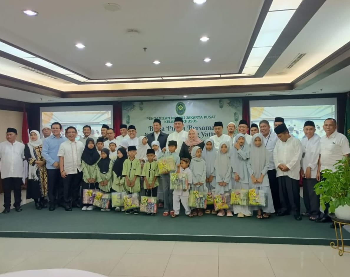 Pengadilan Negeri Jakarta Pusat (PN Jakpus) menggelar buka puasa bersama dan memberikan santunan anak yatim di bulan Suci Ramadhan sebagai momentum memperkuat ukhuwah Islamiyah dan kebersamaan serta meningkatkan kepedulian sosial antara sesama, Rabu (19/3/2025)