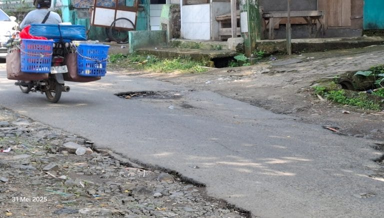 IMG-20250531-WA0001 Jalan Nyoreang Cadasari di Pandeglang Rusak Parah, Membahayakan Pengguna Jalan I Teras Media