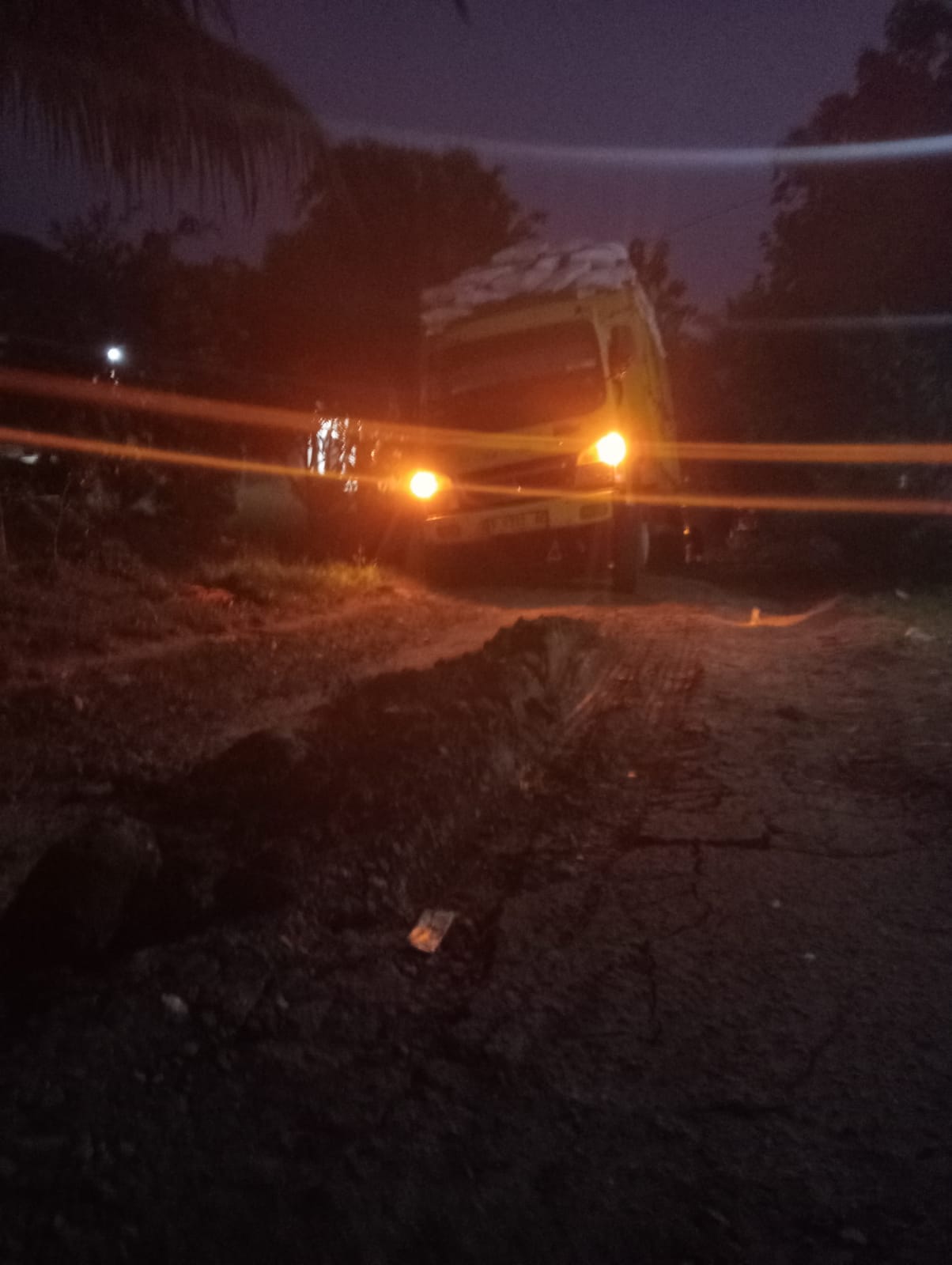 Berdiri di Lahan Sitaan Kejagung : Kandang Ayam Diduga Pemicu Rusaknya Jalan Poros Desa Binong 3 Berdiri di Lahan Sitaan Kejagung : Kandang Ayam Diduga Pemicu Rusaknya Jalan Poros Desa Binong I Teras Media