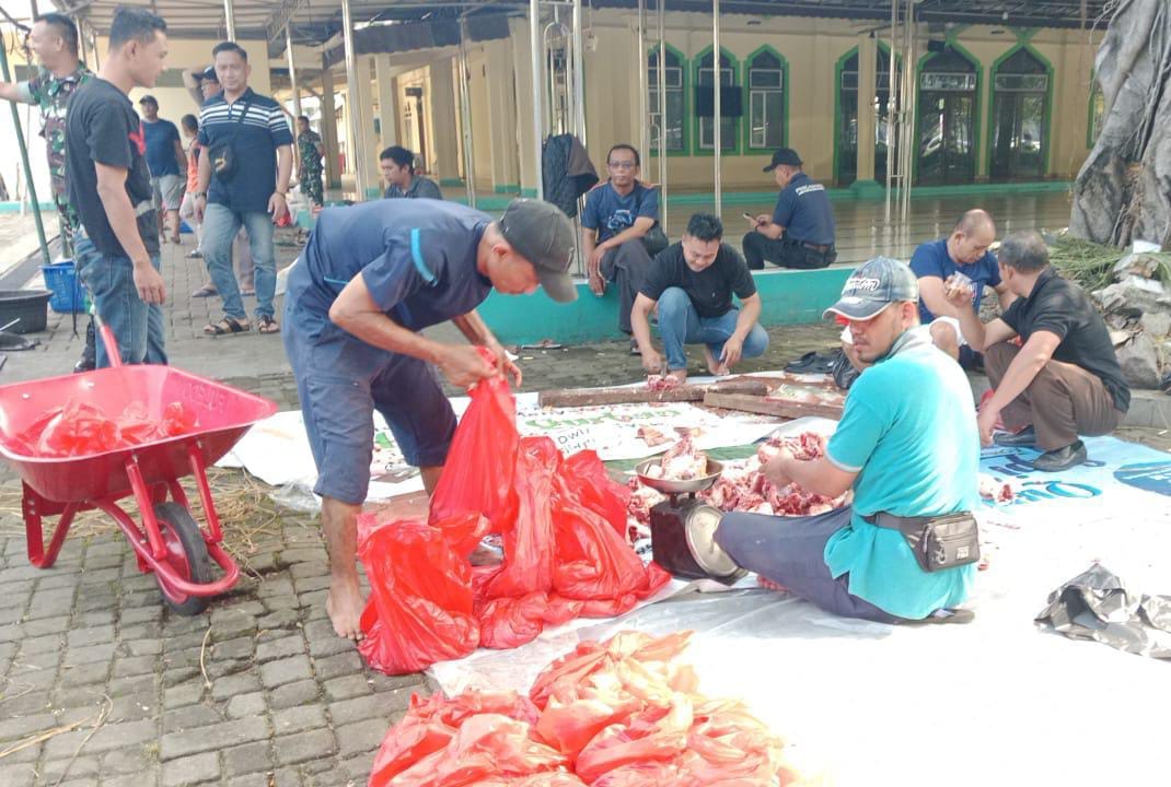 Keterangan foto : Kejaksaan Negeri Jakarta Pusat (Kejari Jakpus) berbagi kebahagiaan kepada sesama dengan menyembelih dan menyalurkan 13 ekor sapi kurban, Minggu (8/6/2025)