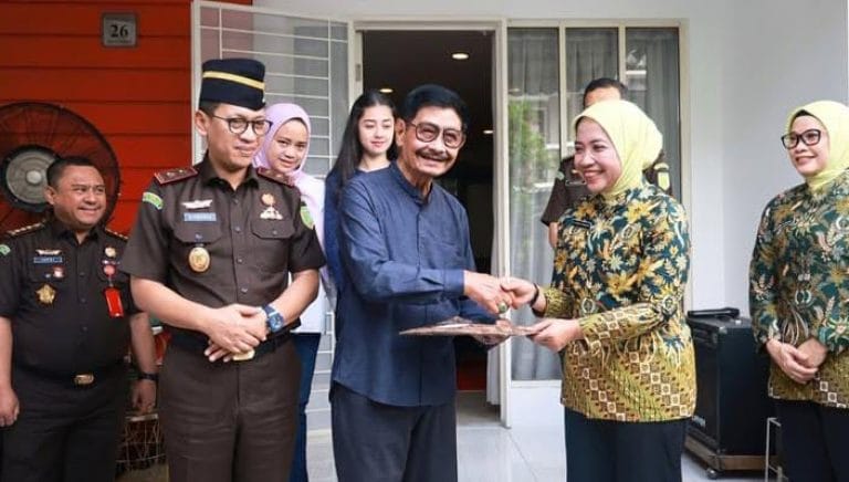 IMG-20250718-WA0041 Peringati Hari Bhakti Adhyaksa ke 65, Kajati Banten Kunjungi Kediaman Soehandoyo I Teras Media