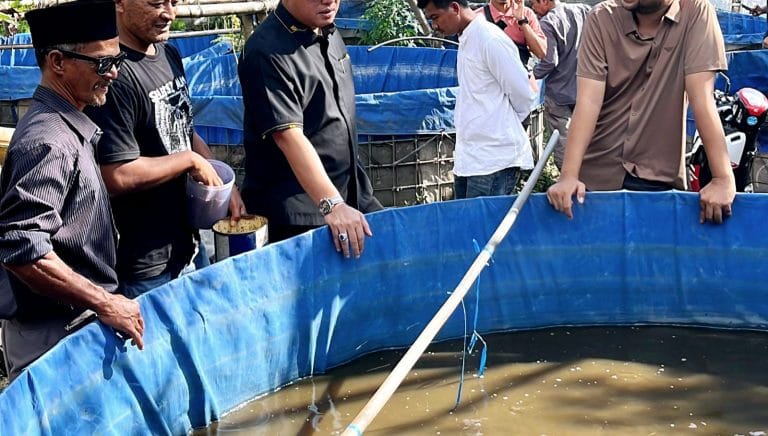 IMG-20250721-WA0005 Terasmedia.co- Lebak — Anggota DPR RI Komisi IV, Arif Rahman, melakukan kunjungan kerja ke Kampung Salaharur, Desa Rangasbitung, Kecamatan Rangkasbitung, Kabupaten Lebak, pada Minggu (20/7). Dalam kunjungannya, Arif meninjau langsung kondisi para petani dan kelompok budidaya ikan lele sekaligus menyerap berbagai aspirasi dan keluhan masyarakat. Dalam dialog bersama warga, Arif menerima sejumlah masukan terkait kendala yang dihadapi kelompok tani dan pembudidaya ikan, mulai dari sulitnya mendapatkan bibit ikan (benih), mahalnya harga pakan, hingga terbatasnya akses terhadap bantuan pemerintah. Rahmat, Ketua Kelompok Tani dan Ikan setempat, menyampaikan harapan agar kelompoknya mendapatkan bantuan seperti bibit ikan dan alat-alat pertanian guna mendukung peningkatan produksi dan kesejahteraan anggotanya. Menanggapi hal tersebut, Arif Rahman menyampaikan bahwa dirinya akan memperjuangkan aspirasi tersebut melalui program-program pemerintah, meskipun pelaksanaannya akan dilakukan secara bertahap. “Memang tidak bisa semuanya diberikan sekaligus, tetapi secara bertahap akan kami perjuangkan. Sejauh ini kami sudah menyalurkan beberapa bantuan, seperti pompa air, alat-alat pertanian, dan bioflok. Kami akan terus dorong agar bantuan lainnya juga bisa segera terealisasi,” ujar Arif Rahman. Ia menegaskan untuk membuat sentra perikanan budidaya dan pertanian sebagai percontohan disesuaikan dengan potensi daerahnya. Komitmennya untuk terus hadir di tengah masyarakat, mendengar langsung keluhan warga, dan memperjuangkannya di tingkat pusat. “Bagi saya, jabatan adalah amanah. Amanah itu harus dijaga dan digunakan untuk memperjuangkan kepentingan rakyat, terutama mereka yang benar-benar membutuhkan,” tegas Arif. Kunjungan ini menjadi bagian dari upaya nyata Arif Rahman dalam mempererat hubungan dengan konstituen serta memastikan bahwa aspirasi masyarakat tersampaikan dan ditindaklanjuti secara konkret.