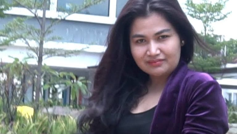 IMG-20250723-WA0017 Terasmedia.co- Jakarta – Camel Panduwinata, Sekretaris Jenderal Kerapatan Indonesia Tanah Air (KITA), menyampaikan ucapan Selamat Hari Anak Nasional kepada seluruh anak Indonesia, dari Sabang sampai Merauke. Dalam pernyataannya, Camel menegaskan pentingnya peran anak-anak sebagai masa depan bangsa dan modal utama kemajuan Indonesia. Camel mengutip Pasal 28B Ayat (1) Undang-Undang Dasar 1945 yang menyatakan: "Setiap anak berhak atas kelangsungan hidup, tumbuh, dan berkembang serta berhak atas perlindungan dari kekerasan dan diskriminasi." Ia menekankan bahwa hak-hak tersebut wajib dijamin dan dipenuhi oleh negara, masyarakat, dan semua pemangku kepentingan. Di tengah era digital dan pesatnya perkembangan teknologi, Camel melihat potensi besar dalam pemanfaatan smart inteligensia untuk meningkatkan kualitas pendidikan dan kesehatan anak-anak. Ia menyatakan, “Kemajuan teknologi harus menjadi alat yang powerful untuk memperluas akses pendidikan, mendorong inovasi, serta meningkatkan kreativitas generasi muda.” Camel juga menyoroti pentingnya pendidikan yang berkualitas sebagai kunci utama untuk membangun kemampuan dan kompetensi anak-anak. Ia mendorong pemerintah dan masyarakat agar terus berupaya menyediakan pendidikan berbasis teknologi yang merata dan inklusif, agar tidak ada anak Indonesia yang tertinggal. “Anak-anak adalah cerminan dan harapan Indonesia ke depan. Kita semua memiliki tanggung jawab untuk memberikan perhatian, perlindungan, serta kesempatan terbaik bagi mereka,” ujar Camel. Mengakhiri pernyataannya, Camel mengucapkan, “Selamat Hari Anak Nasional 2025. Semoga seluruh anak Indonesia selalu bahagia, sehat, cerdas, dan sukses dalam mengejar cita-cita mereka. Mari bersama kita wujudkan masa depan yang lebih cerah bagi generasi penerus bangsa.