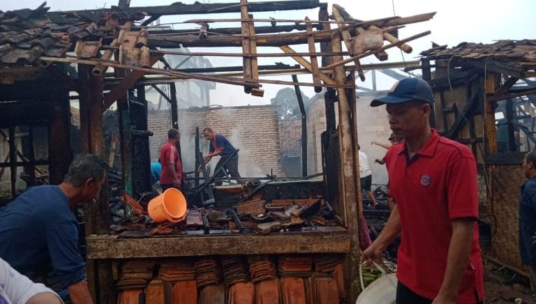 IMG-20250801-WA0015 Sijago Merah Bakar Rumah Warga di Kuranten Pandeglang I Teras Media