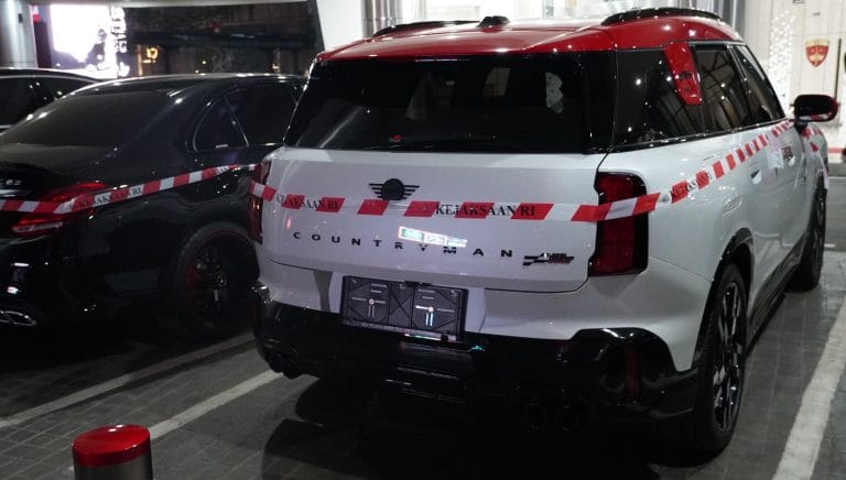 Tuntaskan..!! Tim Penyidik Kejagung Sita 5 Mobil Mewah Terkait Dugaan Korupsi Minyak Mentah PT Pertamina Tuntaskan..!! Tim Penyidik Kejagung Sita 5 Mobil Mewah Terkait Dugaan Korupsi Minyak Mentah PT Pertamina