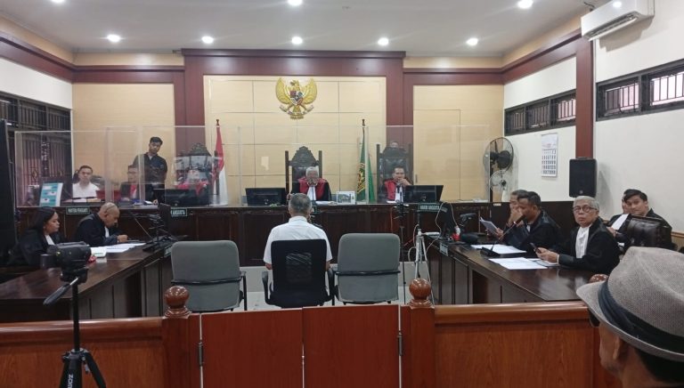 IMG-20250808-WA0041 Tangkap dan Penjarakan, Terdakwa Mafia Tanah Charlie Chandara Bacakan Pembelaan di Hadapan Majelis Hakim I Teras Media