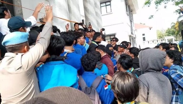 IMG-20250901-WA0109 Pengamat Lingkungan Desak Bupati–Wakil Bupati Pandeglang Mundur, Soroti Pembatalan Kerja Sama Sampah dengan Tangsel I Teras Media