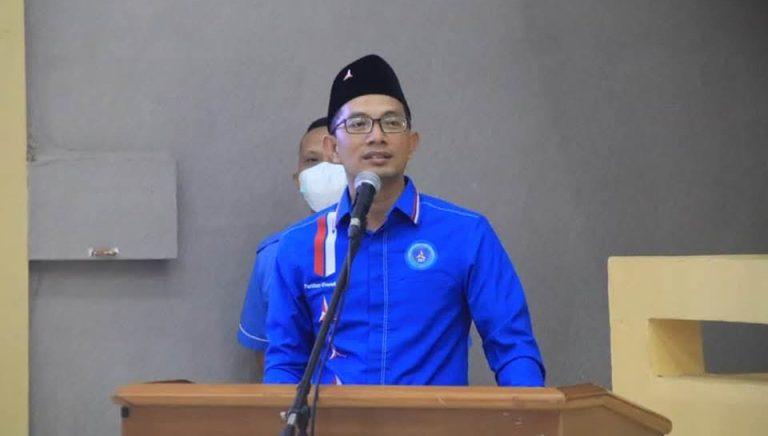 IMG-20251019-WA0003 Yogyakarta : Setahun sejak pelantikan pada 20 Oktober 2024, kepemimpinan Presiden Prabowo Subianto bersama Kabinet Merah Putih telah menorehkan sejumlah capaian signifikan, namun juga menghadapi tantangan kompleks baik di ranah nasional maupun global. Dengan visi “Asta Cita” yang menitikberatkan pada kemandirian ekonomi, kesejahteraan rakyat, dan stabilitas nasional, Prabowo memulai masa jabatannya dengan modal politik kuat: kemenangan telak (58,6% suara) dan dukungan koalisi besar. Dalam wawancara di Yogyakarta (19/10), Ketua Bintang Muda Indonesia (BMI) Farkhan Evendi, akrab disapa Gus Farkhan, menyampaikan apresiasi atas program sosial dan stabilitas nasional, namun menyoroti tantangan ekonomi, inefisiensi birokrasi, dan perlunya diplomasi yang lebih proaktif. Apresiasi Gus Farkhan memuji program Makan Bergizi Gratis (MBG), diluncurkan Januari 2025, yang menjangkau jutaan anak sekolah, balita, serta ibu hamil dan menyusui, membantu menekan stunting dan malnutrisi. “MBG menunjukkan komitmen Prabowo pada rakyat kecil, rasanya memang agak berbeda dengan program awal Jokowi, atau pendekatan teknokratis SBY,” ujar Gus Farkhan. Survei Kompas Litbang (Januari 2025) mencatat kepuasan publik mencapai 80,9%, jauh di atas Jokowi dan SBY di tahun pertama. Di sektor ekonomi, kebijakan seperti kenaikan UMP (November 2024), pengampunan utang UMKM, dan pendirian bank bullion emas dinilai BMI sebagai langkah berani. Pemindahan ibu kota ke Nusantara (target 2028) dan Proyek Strategis Nasional Merauke untuk ketahanan pangan memperkuat stabilitas nasional. Program beasiswa pemuda Papua juga dinilai efektif mengurangi ketegangan sosial di daerah terpencil. Di kancah global, bergabungnya Indonesia ke BRICS (2025) dan diplomasi “1.000 teman, 1 musuh terlalu banyak” juga disebut lebih dinamis. Gus Farkhan juga menyoroti langkah tepat Prabowo dalam hubungan internasional, termasuk misalnya dalam menunjuk Agus Harimurti Yudhoyono (AHY), Menteri Koordinator Bidang Infrastruktur dan Pembangunan Kewilayahan, sebagai duta khusus untuk misi diplomatik ke Tiongkok pada September 2025, menghadiri Parade Victory Day dan membahas kerjasama infrastruktur, investasi, serta stabilitas regional seperti isu Laut China Selatan. “Keputusan mengutus AHY itu tepat, mengingat sekaligus memanfaatkan pengalaman militer dan jaringan politik AHY dari era SBY, menghasilkan penguatan hubungan ekonomi melalui potensi investasi Belt and Road Initiative, gestur netralitas Indonesia di tengah ketegangan geopolitik, menjadikannya langkah sukses yang memperkuat citra Indonesia sebagai mitra strategis,” terang Gus Farkhan. Tantangan dan Kritik Namun, BMI menyoroti sejumlah kelemahan. Kabinet Merah Putih, dengan puluhan menteri dan wakil menteri, dianggap terlalu gemuk, padahal sering mengkampanyekan pentingnya efisiensi. “Prabowo perlu efisiensi dan independensi lebih besar dari bayang-bayang Jokowi,” kata Farkhan, merujuk pada pengaruh kuat Jokowi melalui figur-figur lama. Selain itu, bidang ekonomi juga masih menjadi perhatian utama. Pertumbuhan melambat akibat pemangkasan anggaran proyek tanpa sumber pertumbuhan baru, berbeda dengan fokus infrastruktur Jokowi. Kenaikan PPN untuk barang mewah dan wacana ekspatriat di BUMN memicu polemic. Kelangkaan LPG 3 kg dan naiknya pengangguran memperburuk daya beli. “MBG populer, tapi kualitas makanan dan keterlibatan militer berlebihan perlu diperbaiki,” ujar Farkhan. Secara global, wacana keluar dari Perjanjian Paris dinilai kurang baik pada reputasi lingkungan Indonesia yang sudah lama dibangun, komitmen SBY pada REDD+ hingga energi hijau. Bagaimana ke Depan? BMI mendesak reformasi kabinet untuk efisiensi, stimulus ekonomi yang inklusif, serta komitmen pada HAM dan lingkungan. “Kami ingin lapangan kerja bagi pemuda dan kebijakan yang responsif. Indonesia harus pimpin isu global, seperti Jokowi di G20, sambil belajar dari koordinasi era SBY,” ujar Farkhan. Gus Farkhan juga menekankan perlunya diversifikasi ekspor dan rantai pasok domestik untuk hadapi dinamika global, dengan pemuda sebagai mitra strategis. Gus Farkhan optimistis Prabowo dapat mempercepat transformasi Indonesia. “Setahun ini menunjukkan kemampuan eksekutif yang solid, tapi ekonomi dan diplomasi perlu perbaikan cepat. Kami, pemuda Demokrat, mendukung visi Indonesia Emas 2045, asal Prabowo memimpin dengan independensi dan inovasi,” tutupnya. BMI berharap tahun kedua menjadi titik balik menuju pemerintahan yang lebih inklusif dan Tangguh.