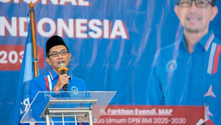 IMG-20251028-WA0013 Ketua Dewan Pimpinan Nasional Bintang Muda Indonesia (BMI) Farkhan Evendi mengatakan, ada makna mendalam di balik peringatan sumpah pemuda bertepatan tangal 28 Oktober saat ini. Farkhan mengatakan, ruh sumpah pemuda pada 28 Oktober 1928 atau ratusan tahun lalu itu tak hanya bernilai kebangksaan, kenegaraan dalam jiwa bertumpahdarah Indonesia. “Namun dalam kontek sekarang perlu dimaknai revitaliasi semangat kempemudaan,” ujar Farkhan, dalam pernyataan resmi peringatan hari Sumpah Pemuda, 28 Oktober 2025.10.28 Menurut Farkhan, semangat revitalisasi jiwa kepemudaan dapat dijabarkan dalam mendukung perubahan lebih baik dan keberpihakan kaum lemah. “Karena kontek saat ini sudah meraih kemederkaan, tinggal mengubah pola pikir berpihak yang jelas, salah satunya berpihak kepada kaum lemah dan margial atau musta’afin,” ujar Farkhan menambahkan. Ia menegaskan keperpihakan pemuda dalam kontek sekarang itu dinilai perlu, ketika kemerdekan secara dejure masih menyisakan pekerjaan rumah atau PR. Di antaranya masih ada ketimpangan kemiskinan, dikriminasi minoritas dan nilai keadilan berbasis gender. Sejumlah masalah itu, kata Farkhan, menjadi tanggungjawab pemuda sekarang melakukan langkah nyata dengan prorgram dan kegiatan yang dijiwai prinsip menegakakn keadilan serta menolong kelompok rentan. “Baik rentan ekonomi, rentan diskrimansi maupun kerentanan lain,” ujar Farkhan. Selain itu Farkhan mengingatkan pentingnya menjaga identitas pemuda yang selalu hadir sebagai pendobrak ketika menemukan tatanan sistem maupun nilai-nilai yang merugikan publik dan bangsa. “Selalu hadir dalam kepeloporan di semua sektor. Termasuk mendobrak paradigma atau pola pikir dan peran menata sistem yang lebih baik,” kata Farkhan menjelaskan.