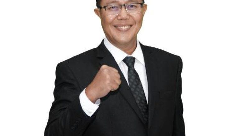 Sumpah Pemuda: Momentum Kebangkitan Kolektif Tanggal 28 Oktober selalu mengingatkan bangsa ini pada ikrar sakral para pemuda tahun 1928: satu tanah air, satu bangsa, satu bahasa—Indonesia. Sumpah Pemuda bukan sekadar peristiwa historis, tetapi energi moral untuk terus memperjuangkan kemandirian bangsa. Dulu perjuangan dilakukan dengan bambu runcing dan pena, kini perjuangan itu menuntut transformasi ekonomi, kemandirian finansial, dan keadilan sosial. Spirit Sumpah Pemuda hari ini harus diterjemahkan ke dalam gerakan ekonomi umat yang kuat dan berkelanjutan. Salah satu instrumen strategis yang sesuai dengan nilai keikhlasan, gotong royong, dan keadilan sosial adalah wakaf uang. *Wakaf Uang: Instrumen Kemandirian Ekonomi Umat* Wakaf uang bukan sekadar ibadah sosial, melainkan _financial instrument_ yang mampu menciptakan keberlanjutan ekonomi berbasis nilai. Dengan regulasi yang jelas melalui UU No. 41 Tahun 2004 tentang Wakaf, PP No. 42 Tahun 2006, dan dukungan Peraturan BWI dan DSN-MUI, wakaf uang kini bisa dikelola secara profesional, transparan, dan produktif. Setiap rupiah wakaf uang memiliki kekuatan mengganda: abadi dalam nilai, produktif dalam manfaat. Ketika dikelola dengan prinsip wakaf produktif, dana ini dapat diinvestasikan ke instrumen syariah seperti sukuk negara, sukuk korporasi, CWLS (Cash Waqf Linked Sukuk), CWLD (Cash Waqf Linked Deposit), atau sektor riil yang menumbuhkan pelaku usaha mikro. Keuntungan hasil pengelolaan disalurkan kembali untuk pemberdayaan sosial, pendidikan, kesehatan, dan UMK tanpa mengurangi pokoknya. *Dari Idealisme Pemuda ke Gerakan Ekonomi* Pemuda hari ini tidak hanya ditantang untuk bersumpah tentang identitas, tetapi juga untuk berikrar atas kemandirian ekonomi bangsanya sendiri. Melalui gerakan wakaf uang, pemuda dapat berperan sebagai penggerak transformasi finansial yang berlandaskan nilai spiritual. Bayangkan jika satu juta pemuda Indonesia mewakafkan Rp100.000 saja setiap bulan. Maka akan terkumpul dana abadi Rp100 miliar per bulan—sebuah dana kedaulatan ekonomi umat yang dapat menghidupi ribuan UMK melalui skema Qardhul Hasan, membantu pesantren, membantu kaum dhu'afa, dan memperkuat ketahanan sosial masyarakat. Inilah bentuk baru “Sumpah Pemuda Ekonomi”: satu visi kesejahteraan, satu semangat kemandirian, satu aksi wakaf produktif. *Menanam Abadi, Menuai Berkah Tanpa Henti* Dalam konsep ekonomi wakaf, _giving never ends_. Nilai kebaikan terus berputar, menciptakan rantai keberkahan yang tidak terputus. Wakaf uang adalah jihad ekonomi yang menjadikan setiap pemuda bukan sekadar konsumen global, tetapi produsen kebaikan. Momentum Hari Sumpah Pemuda harus menjadi titik balik untuk mengubah paradigma: dari _charity-based movement_ menuju _investment-based philanthropy_. Gerakan ini bukan sekadar berbagi, tapi membangun sistem ekonomi yang berkeadilan dan berkelanjutan. *Wakaf uang* adalah jembatan antara iman dan pembangunan, antara spiritualitas dan kemandirian nasional. Jika Sumpah Pemuda 1928 melahirkan Indonesia Merdeka, maka Sumpah Pemuda Ekonomi melalui Wakaf Uang akan melahirkan Indonesia Berdaulat dan Makmur. “Bangsa yang besar bukan hanya yang mengenang perjuangan, tetapi yang melanjutkan perjuangan dengan cara yang relevan di zamannya.”