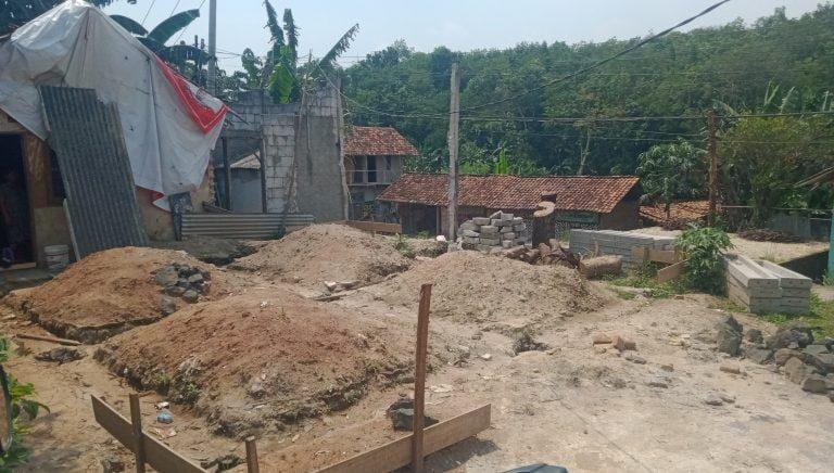 Pembangunan RTLH Desa Cimangeunteung Dari Perkim Provinsi Tahun 2025 di Keluhkan KPM 1 Pembangunan RTLH Desa Cimangeunteung Dari Perkim Provinsi Tahun 2025 di Keluhkan KPM I Teras Media