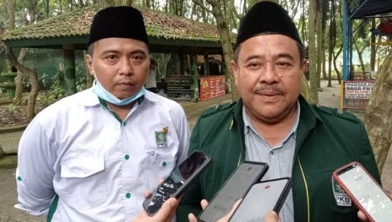 Pandeglang — Anggota DPRD Kabupaten Pandeglang dari Fraksi PKB, Mulyadhi, S.E., yang juga duduk di Komisi II, menyatakan kesiapannya untuk mengawal penyelesaian sengketa lahan antara warga Desa Rancapinang dan pihak TNI AD. Konflik tersebut mencuat akibat klaim warga bahwa tanah yang kini dikuasai secara legal oleh TNI AD dulunya dijual secara tidak sah oleh oknum tertentu. Mulyadhi menegaskan bahwa Indonesia merupakan negara hukum, sehingga setiap persoalan harus diselesaikan sesuai dengan koridor hukum yang berlaku dan tetap mengedepankan rasa keadilan bagi semua pihak, (17/6). “Intinya, kita semua harus bekerja dengan hati. Pada dasarnya, masyarakat harus kita jaga dan cintai. Rasa keadilan semua pihak harus ditegakkan. Pemerintah bersama pihak terkait harus duduk bersama menyelesaikan masalah ini, jangan sampai semuanya dirugikan,” ungkapnya, Selasa (17/6/2025). Ia juga menyampaikan keprihatinannya atas keresahan warga, yang merasa hak mereka atas tanah tersebut berpindah tangan tanpa sepengetahuan atau persetujuan mereka. “Kami menghormati legalitas kepemilikan lahan oleh TNI AD. Namun keresahan warga tidak boleh diabaikan,” lanjut Mulyadhi. Menurutnya, penyelesaian konflik harus dilakukan secara bijaksana agar tidak menimbulkan ketegangan sosial yang berkelanjutan. Ia menegaskan bahwa pemerintah harus hadir untuk memberikan solusi dan rasa keadilan kepada semua pihak. “Pendekatan persuasif dan mediasi adalah langkah paling bijak. Ini bukan hanya soal status tanah, tetapi juga menyangkut kepercayaan masyarakat terhadap institusi negara,” tuturnya. Mulyadhi juga mengimbau masyarakat agar tetap tenang, tidak terpancing provokasi, serta menempuh jalur hukum untuk menyelesaikan persoalan tersebut. Sebagai wakil rakyat, ia berkomitmen akan terus mengawal proses penyelesaian konflik ini sampai tuntas. “Saya dipilih dan diberi amanah oleh rakyat untuk menyampaikan aspirasi mereka. Saya yakin pasti ada jalan keluar yang baik untuk semua,” pungkasnya.