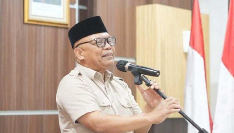 sukabumi komitmen Pemerintah Kota Sukabumi dalam menjaga transparansi dan akuntabilitas publik, penting untuk menyampaikan penjelasan resmi kepada masyarakat terkait pembentukan Tim Koordinasi Percepatan Pembangunan (TKPP) Sekretaris Daerah Kota Sukabumi, H. Andang Tjahjandi, menegaskan bahwa langkah pembentukan TKPP merupakan bentuk komitmen pemerintah daerah dalam menjaga prinsip transparansi, akuntabilitas, serta tata kelola pemerintahan yang baik (good governance). Dalam pernyataannya, Sekda menjelaskan bahwa pembentukan TKPP dilakukan sesuai dengan ketentuan hukum yang berlaku dan merupakan praktik yang lazim diberlakukan di berbagai daerah serta telah diterapkan pula pada periode sebelumnya. Penyesuaian nomenklatur TKPP disebut sebagai upaya keselarasan dengan praktik di pemerintah pusat maupun daerah lain. “Keberadaan TKPP dinilai berdampak langsung pada meningkatnya Pendapatan Asli Daerah (PAD) serta menguatnya sinergi antarlembaga dan perangkat daerah,” ujar Sekda Kota Sukabumi. Kontribusi itu antara lain tercermin pada peningkatan kinerja sejumlah BUMD dan BLUD di Kota Sukabumi. Direktur Utama Perumda BPR Kota Sukabumi, Sutrisno Priyosuryono, menyampaikan, “Keberadaan Tim Komunikasi Percepatan Pembangunan memberikan manfaat konkret dalam meningkatkan citra usaha dan kepercayaan publik, terutama di lingkungan Pemkot Sukabumi. Dampak positif tersebut terlihat dari peningkatan kinerja usaha, di mana laba (gross) naik signifikan dari Rp2,5 miliar pada periode 2024 menjadi Rp4,1 miliar hingga September 2025 dengan ROA mencapai 8,1% dan diperoyeksikan akan lebih besar lagi sampai dengan akhir tahun 2025. Angka ROA ini sangat baik bagi sebuah BPR dan sebagai informasi dalam Analisa Tingkat Kesehatan Bank berdasarkan perhitungan ROA, BPR dapat dikategorikan Sangat Sehat dengan ROA minimal sama atau lebih besar dari 2%. Selain itu, dalam diskusi dengan Ketua Tim KPP pada Selasa, 21 Oktober 2025, disampaikan berbagai masukan dan rencana pengembangan BPR Kota tidak hanya pada aspek penghimpunan dana, tetapi juga dukungan dalam penyelesaian kredit bermasalah.” Kinerja positif juga dicatatkan Perumda Air Minum Tirta Bumi Wibawa setelah sebelumnya mencatat kerugian rata-rata Rp3,6 miliar per tahun sepanjang 2020 hingga 2024. Plt Direktur PDAM, Dian Afriyandi, menjelaskan, “Perusahaan kini berhasil membukukan profit sebesar Rp410 juta per 30 September 2025 berkat pengawasan Dewas.” Dian Afriyandi melanjutkan, “Capaian yang tidak lepas dari perhatian dan profesionalitas Dewan Pengawas, H. Ubay, yang dianggap sebagai sosok pembimbing sekaligus pengawas kinerja perusahaan secara konsisten; dukungan kuat terhadap inovasi seperti pengembangan produk AMDK; serta arahan Wali Kota selaku Kuasa Pemilik Modal (KPM) bersama Dewan Pengawas terhadap penanganan NRW (kehilangan air) melalui pembentukan Tim NRW yang fokus melakukan berbagai upaya penurunan kebocoran di Cabang Sukabumi 3.” Pada sektor layanan kesehatan, peningkatan drastis juga terjadi pada RSUD R. Syamsudin, S.H. “Rumah sakit yang sebelumnya mengalami kerugian kini berhasil menorehkan profit sebesar Rp7 miliar per 30 September 2025,” ungkap Direktur RSUD, Yanyan Rusyandi. Ia menyebutkan bahwa peningkatan signifikan ini tidak lepas dari kinerja Ketua TKPP yang juga menjabat sebagai Ketua Dewas RS dalam melakukan monitoring bulanan atas laporan keuangan serta memberikan rekomendasi perbaikan, mengawasi berbagai isu krusial seperti penanganan karyawan NAPZA, piutang, kas BLUD, dan keluhan masyarakat, mengendalikan belanja termasuk remunerasi, mempercepat penyelesaian temuan BPK, serta mendorong akselerasi akses pinjaman perbankan guna memperkuat likuiditas dan pengembangan layanan rumah sakit. Selain itu, Galih Marelia selaku Kepala BPKPD menjelaskan bahwa kontribusi TKPP juga tercermin pada peningkatan PAD Kota Sukabumi. Galih menyebut capaian pajak dan retribusi daerah non-BLUD per 30 September 2024 tercatat Rp. 66.723.755.800, meningkat signifikan menjadi Rp. 103.726.730.681 per 30 September 2025 atau naik 55%. Pemerintah juga membentuk Tim PIC PAD sebagai terobosan untuk memperkuat optimalisasi penerimaan daerah dengan pendekatan Biro Entrepreneur yang tetap menjunjung akuntabilitas. Menanggapi pro kontra TKPP serta dibentukny Panja TKPP oleh DPRD Kota Sukabumi, H. Andang Tjahjandi menyampaikan harapan agar publik melihat pembentukan TKPP ini secara utuh, objektif, dan berbasis data, sehingga tidak memunculkan bias informasi. Ia menambahkan bahwa alokasi anggaran penunjang TKPP masih jauh lebih kecil dibanding capaian kinerja yang diperoleh, karena TKPP berfungsi sebagai akselerator pencapaian target pembangunan daerah. Sekda menutup pernyataannya dengan memastikan bahwa seluruh kebijakan terkait TKPP dan penugasan personelnya dilakukan demi peningkatan kinerja fiskal serta mutu pelayanan publik yang berkelanjutan di Kota Sukabumi. “Pemerintah Kota Sukabumi berkomitmen untuk terus bekerja dalam koridor akuntabilitas dan efektivitas agar manfaat pembangunan dapat dirasakan langsung oleh masyarakat,” tegas Sekretaris Daerah Kota Sukabumi, H. Andang Tjahjandi.